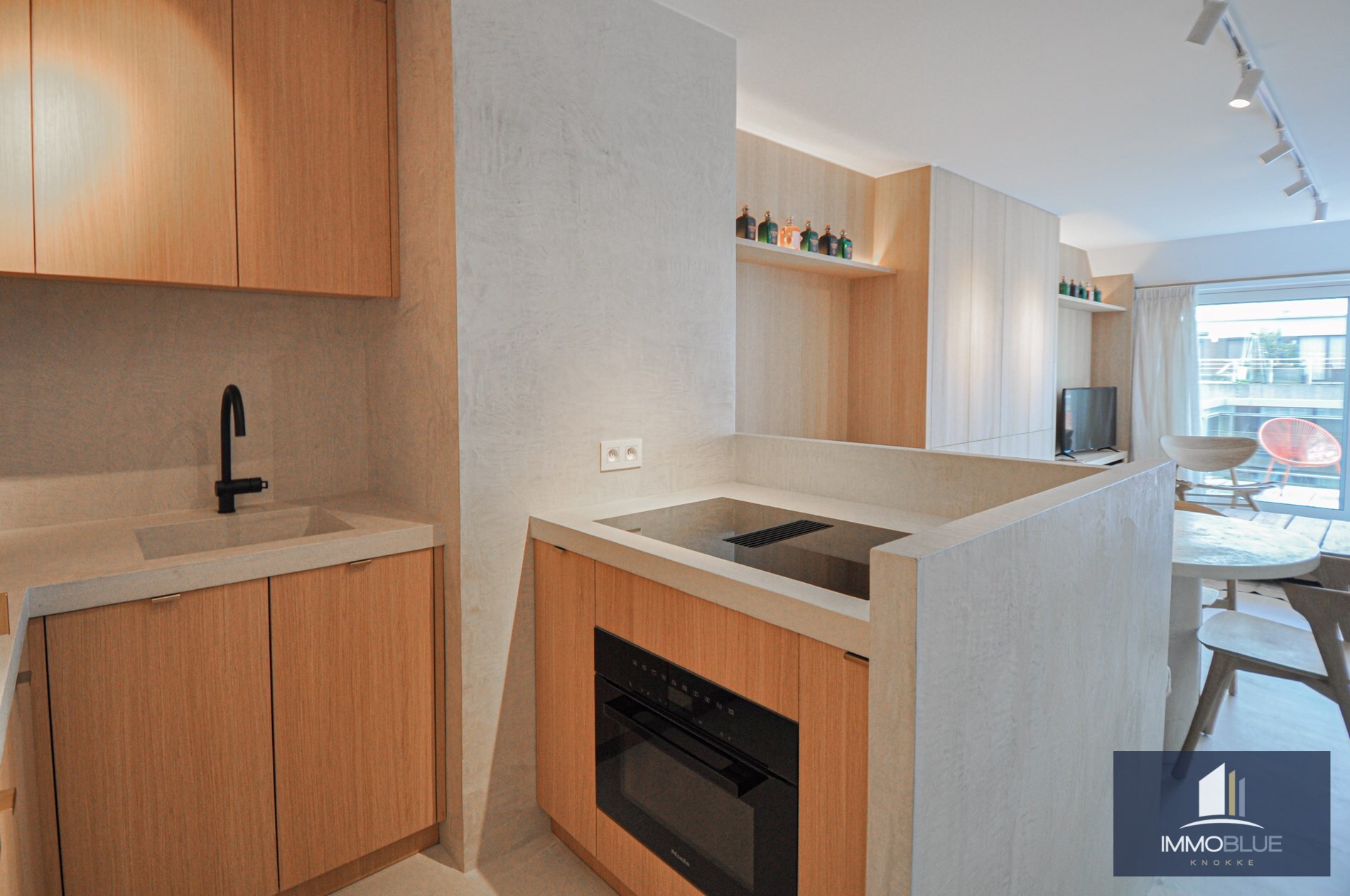 Appartement enti&#232;rement r&#233;nov&#233; avec une grande terrasse ensoleill&#233;e. 