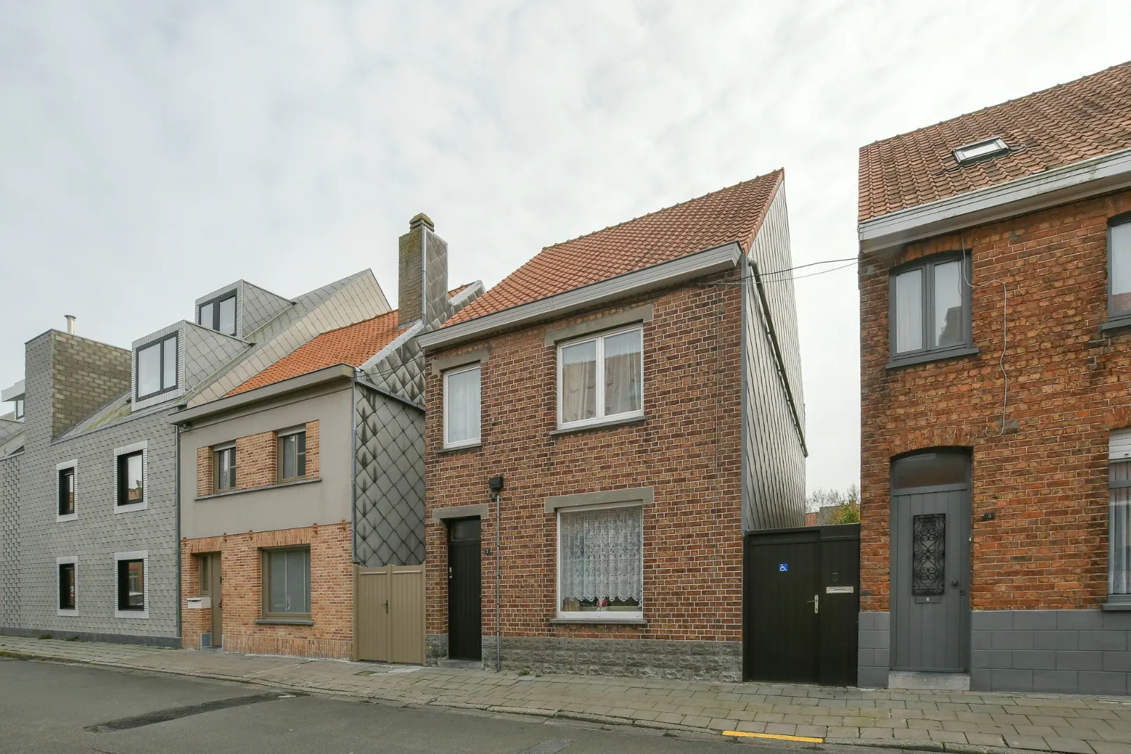 Te moderniseren halfopen woning in centrum Oudenburg met zongerichte tuin en 3 slaapkamers