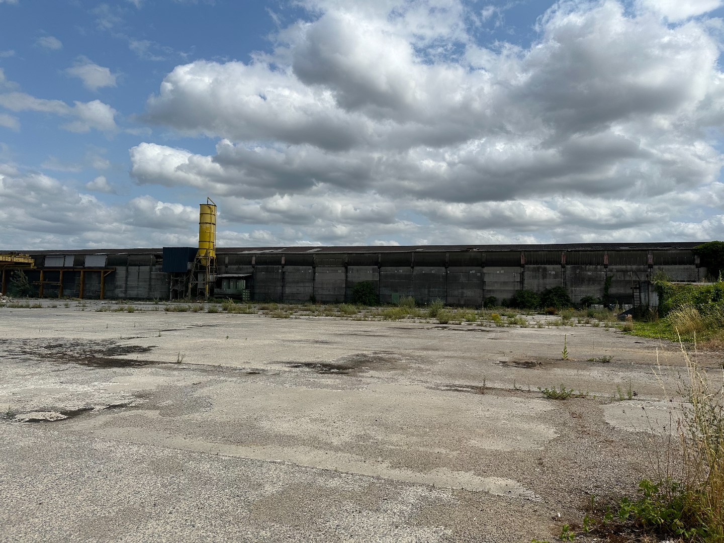 Industri&#235;le hangar met een open ruimte in Waregem. 