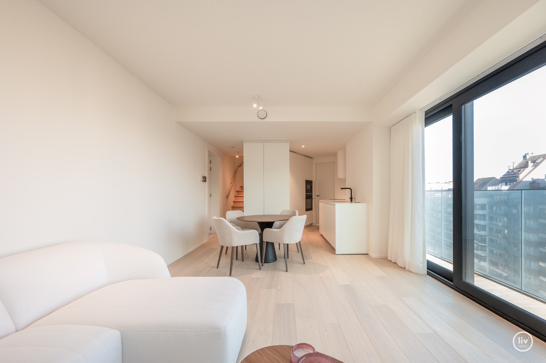 Appartement en duplex &#224; vendre dans le prestigieux et nouveau projet architectural Tour des H&#233;ros, situ&#233; sur la place des H&#233;ros &#224; Heist, avec une vue frontale sur la digue et la mer, &#224; proximit&#233; de no 