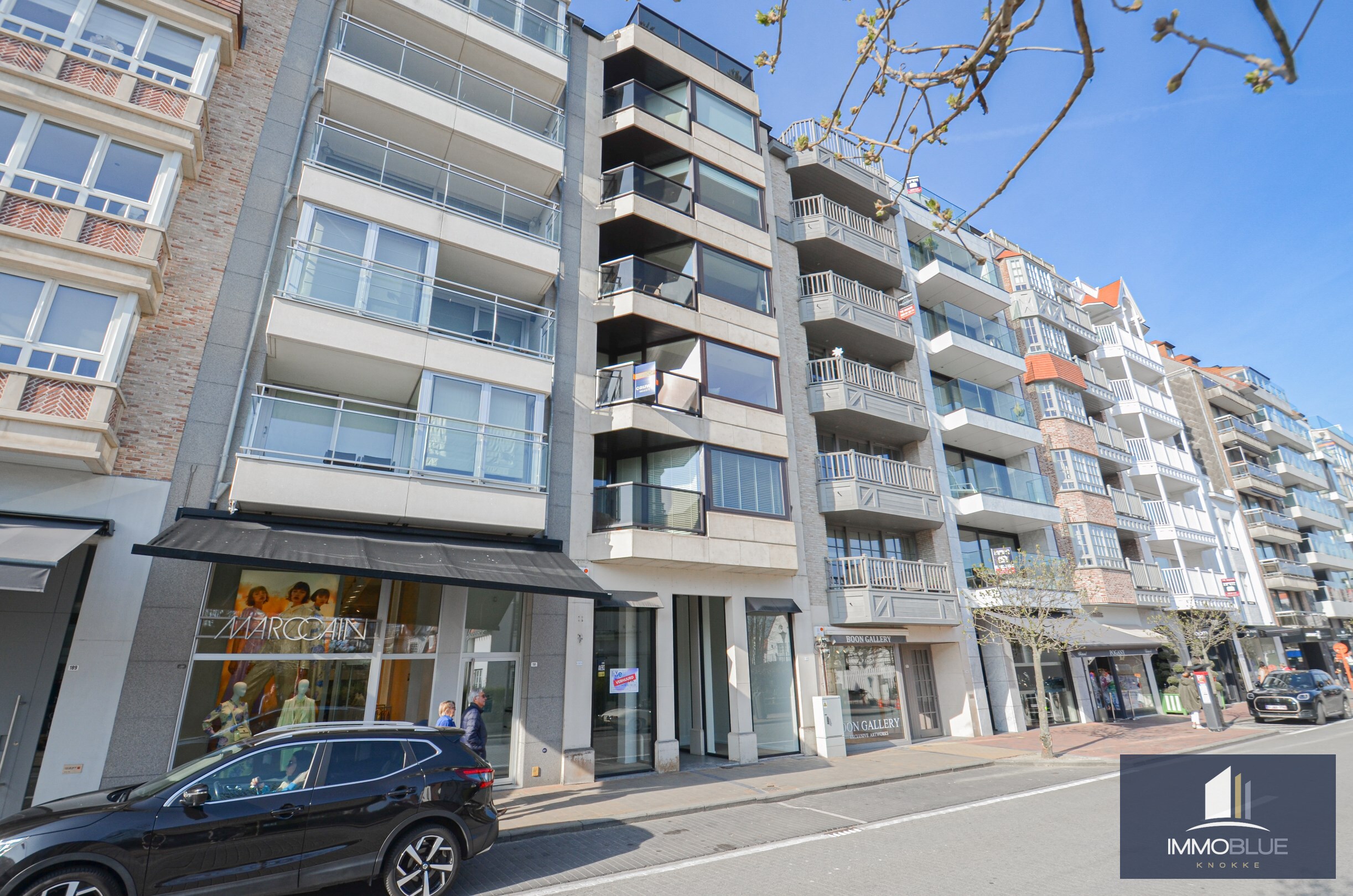 Volledig gerenoveerd, tijdloos appartement met open zicht en een royale gevelbreedte. 