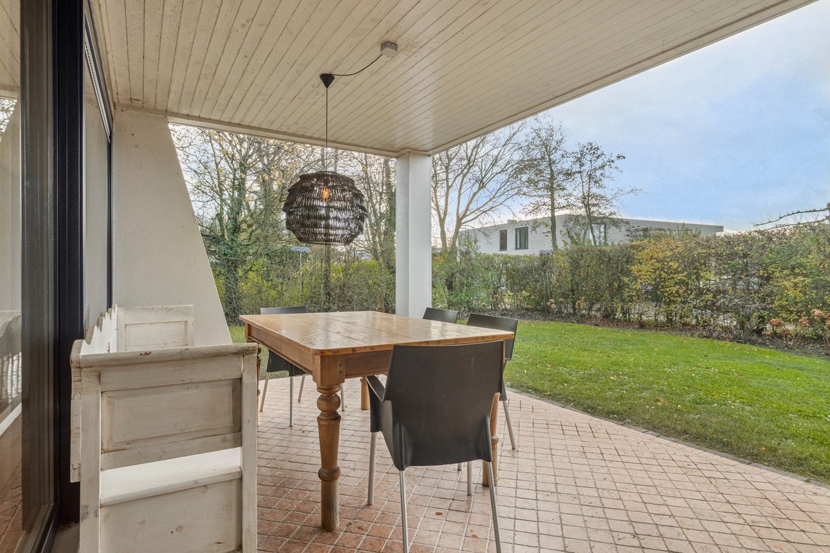 T.A. Makelaardij biedt aan:  Reigerlaan 10 te Kamperland; moderne architectonische vrijstaande villa met extra brede vrijstaande garage en royale private tuin rondom. 