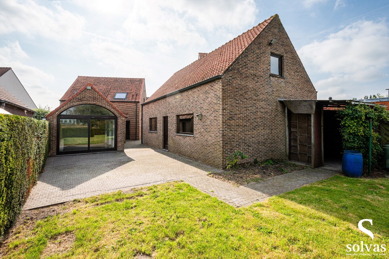 Alleenstaande woning met afzonderlijke ruime garage 