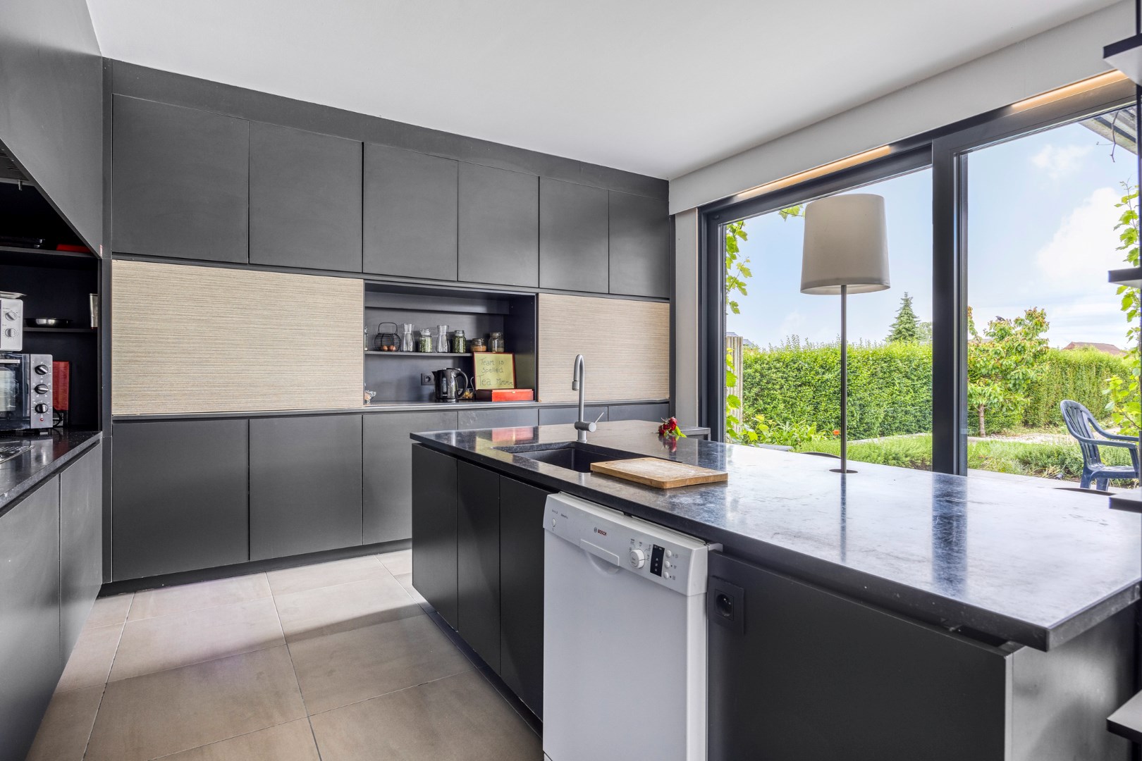 Villa met praktijkruimte op perceel van 1.817m&#178; te Geel 