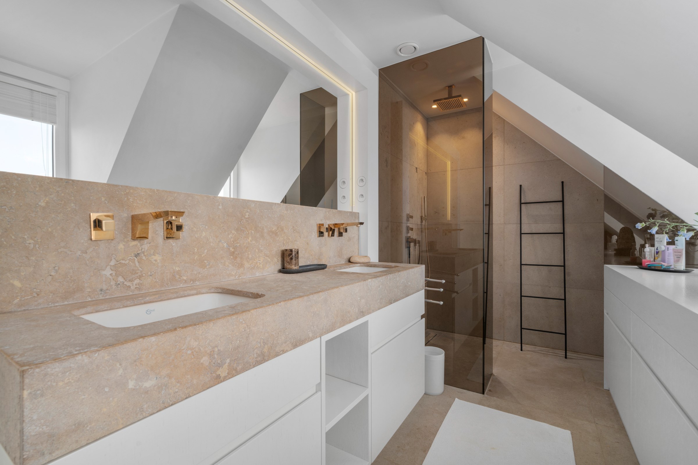 Luxueus duplex-hoekappartement, voorzien van alle comfort, nabij het Rubensplein (Mogelijkheid tot aankoop van een inpandige garage-staanplaats) 