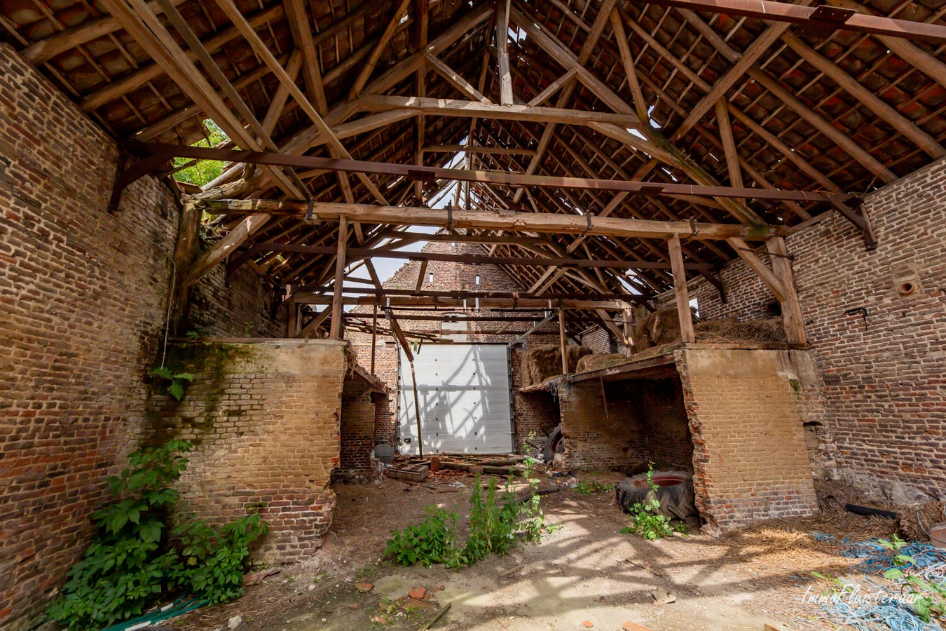 Historische gesloten vierkante hoeve op circa 2ha. 