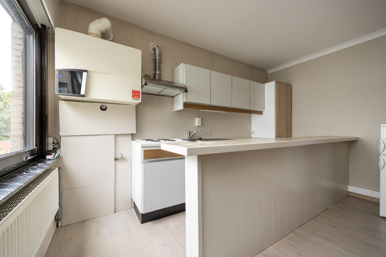 Interessante investeringsopportuniteit in hartje Malle: handelspand + 2 appartementen 