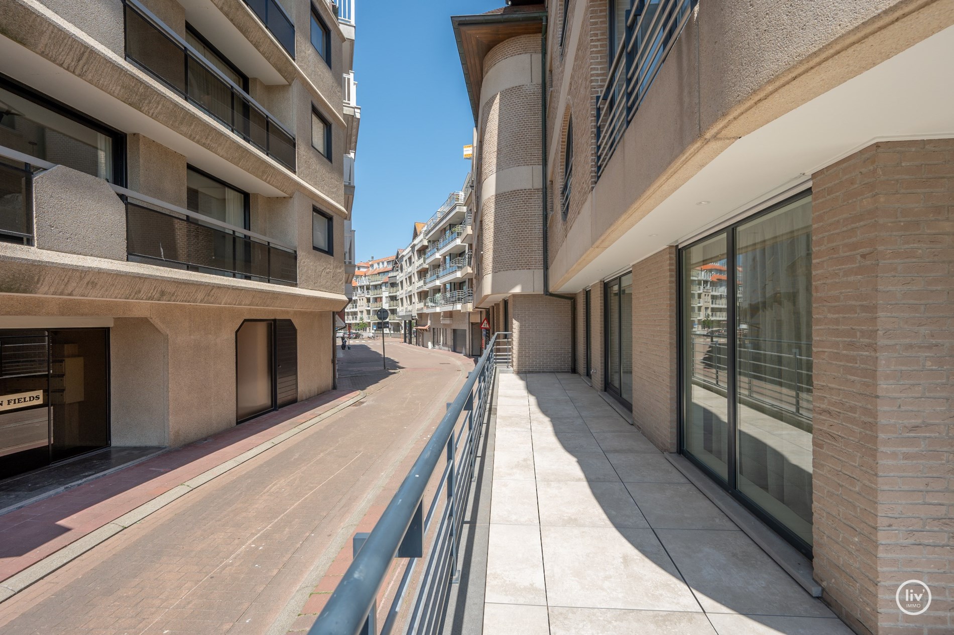 Stijlvol gerenoveerd hoekappartement  (130 m2) met royale gevelbreedte en zuidgerichte terras. 
