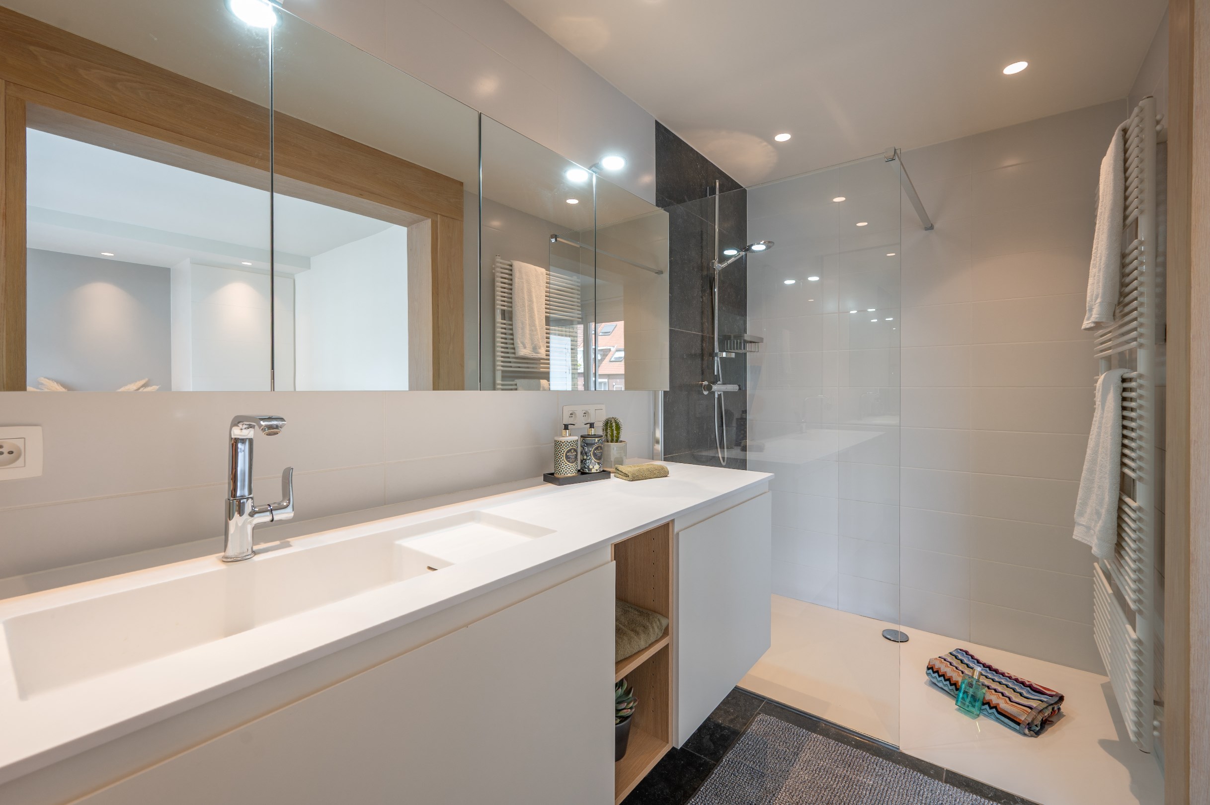 Prachtig instapklaar duplex-appartement met zonnige terrassen genietend van een open zicht en tevens zeezicht (Mogelijkheid tot aankoop van een inpandige garagebox). 