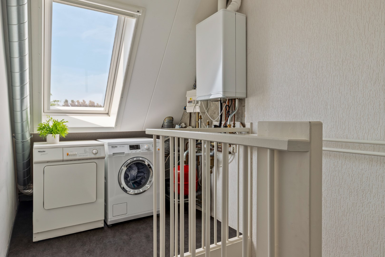 Energiezuinige eengezinswoning energielabel A, met 4 slaapkamers, uitgebouwde woonkamer, 12 zonnepanelen, vloerverwarming en gelegen op eigen grond. 
