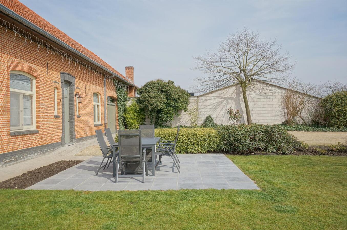 Gerenoveerde hoeve met stallingen op ca. 5800m&#178; te Ramsel 