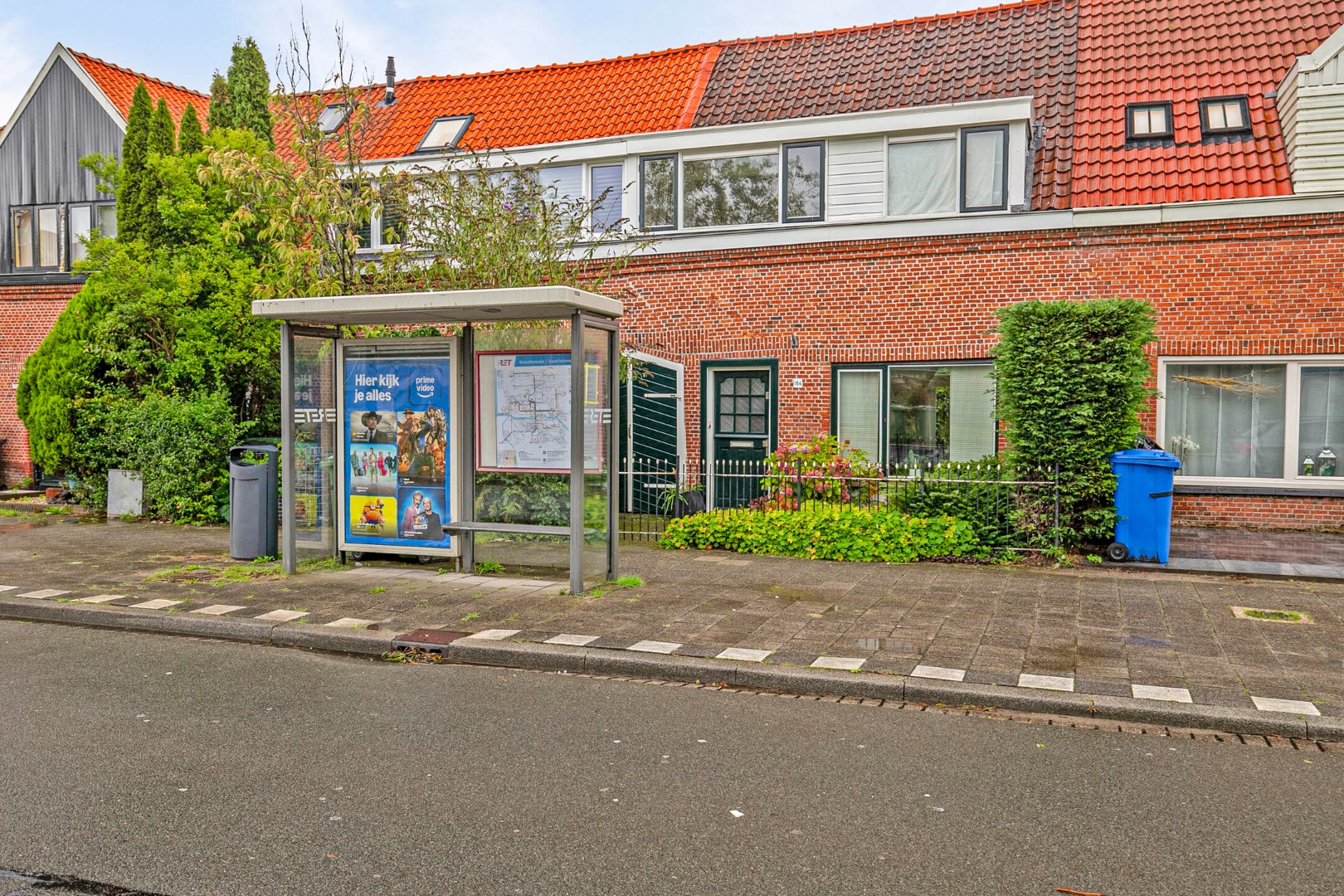 Handige starter of klusser opgelet! Karakteristieke 4-kamer woning met 2 ruime slaapkamers, ruime badkamer en diepe tuin op eigen grond gelegen! 