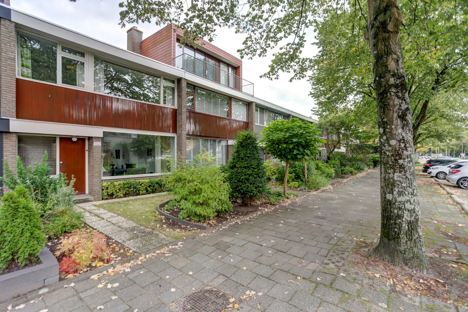 Kopers opgelet! Eenvoudige doch keurige 4 kamer tussenwoning met 3 slaapkamers, balkon, ruime tuin en separaat gelegen berging! 