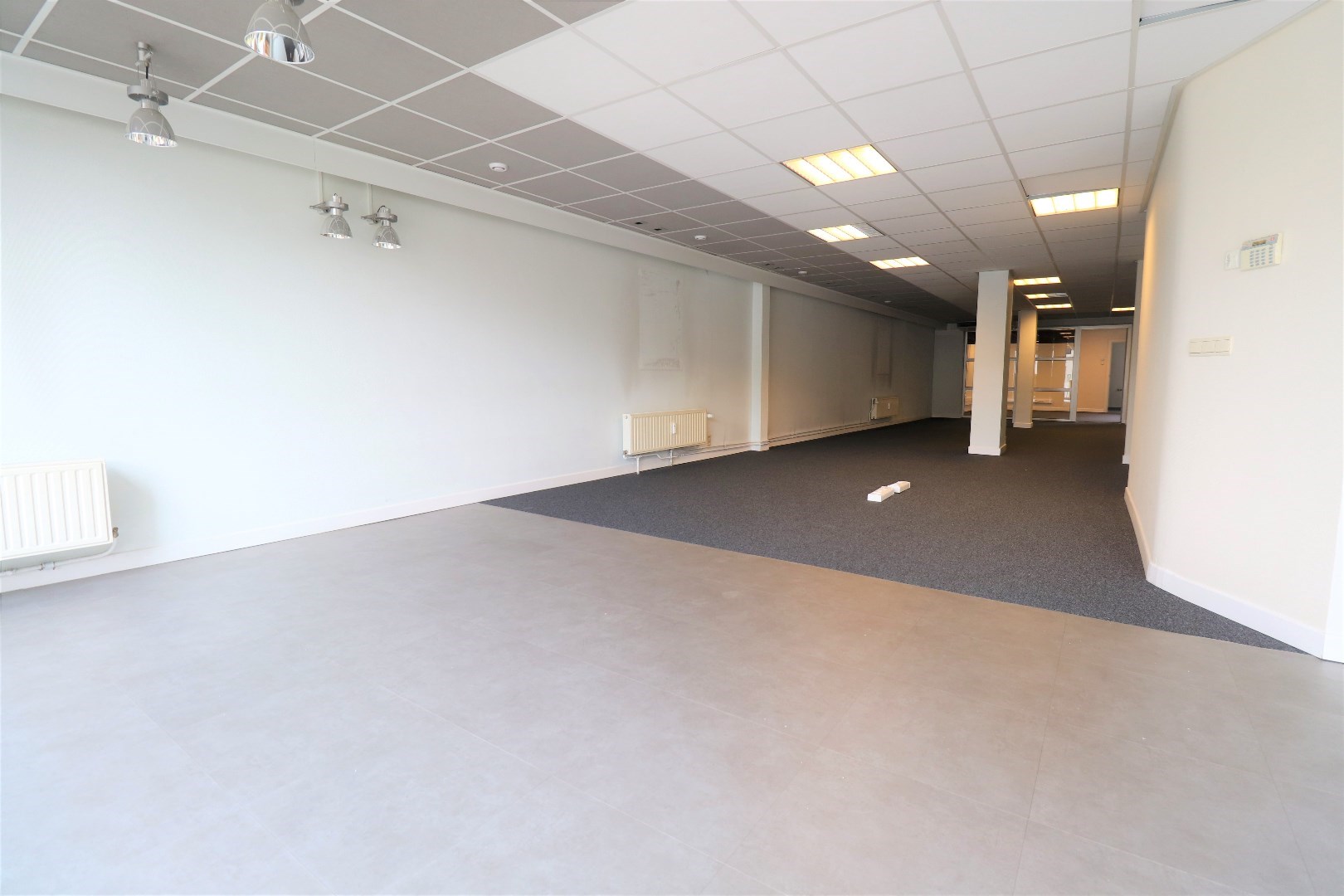 Ruim handelspand (+/- 400m&#178;) te huur gelegen op TOPLOCATIE in Geel! 
