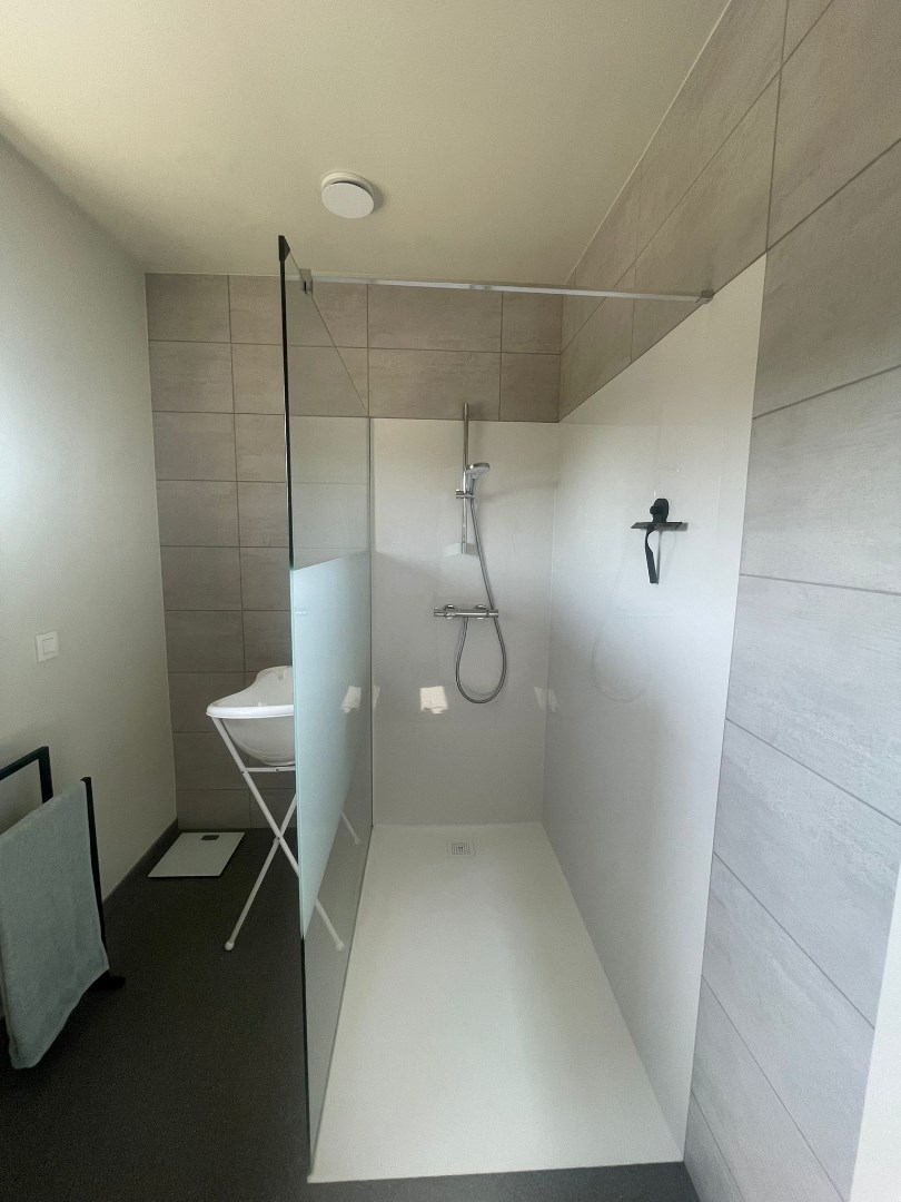 Ruim duplex appartement met 2 slaapkamers en carport te Geel! 