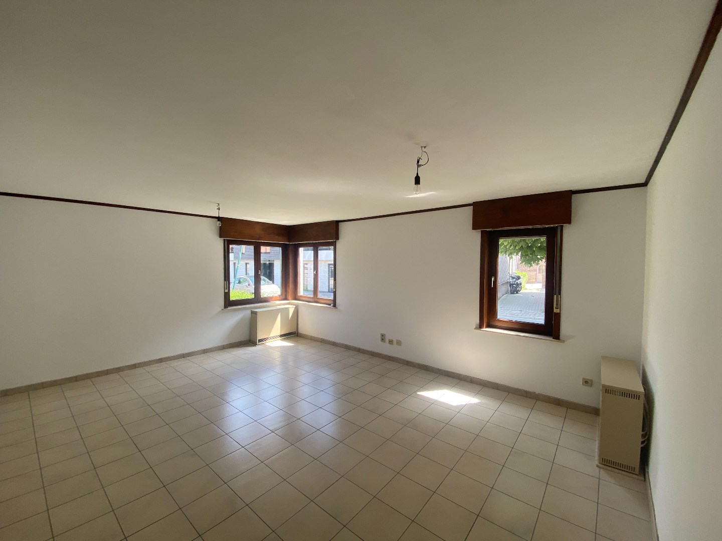 Geliijkvloers appartement met garage en tuin in het centrum van Sint-Eloois-Vijve 