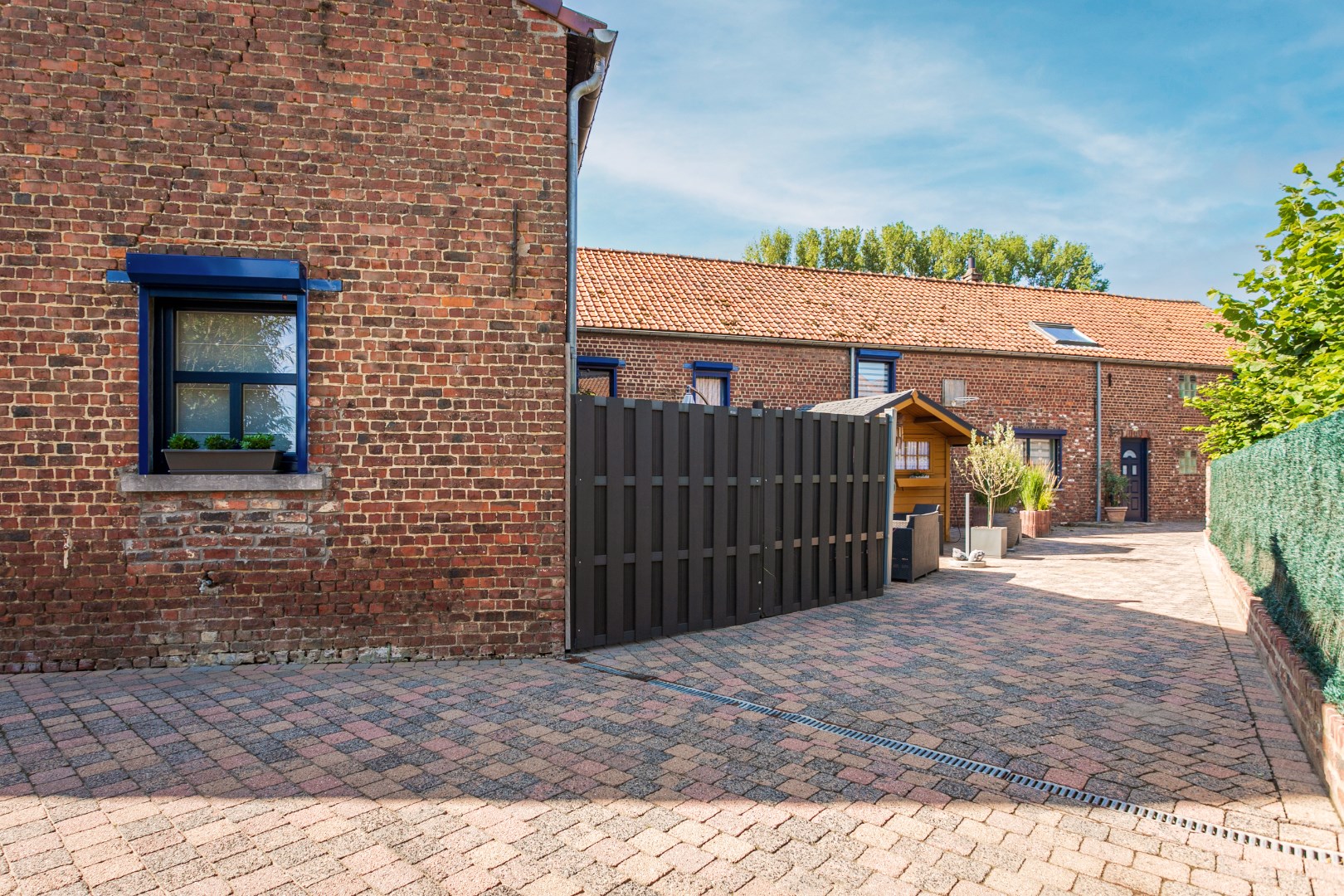 Ruime kangoeroewoning met 6 slpks, 2bdks, 2 garages en tuin te Oetingen 