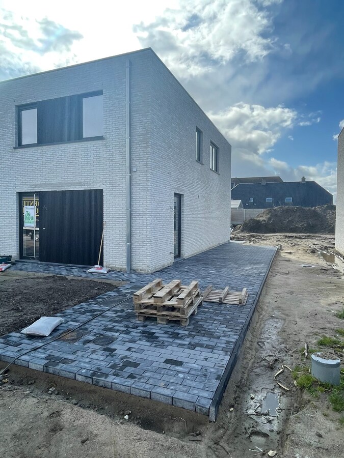 Volledig afgewerkte half-open nieuwbouwwoning te huur in Eernegem 