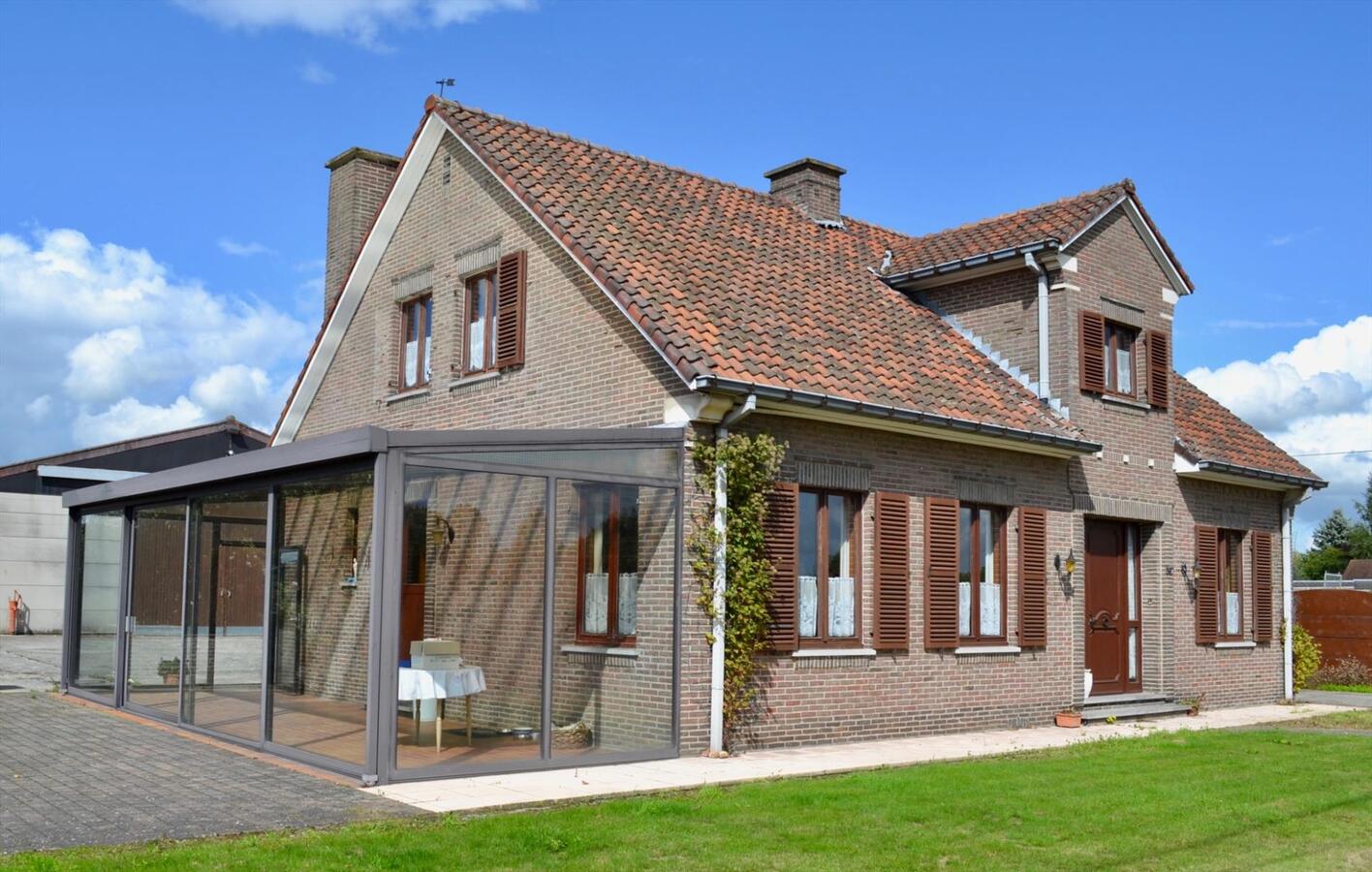 Woning met loodsen en koestal op ca. 6.423m&#178; te Oudenaarde 