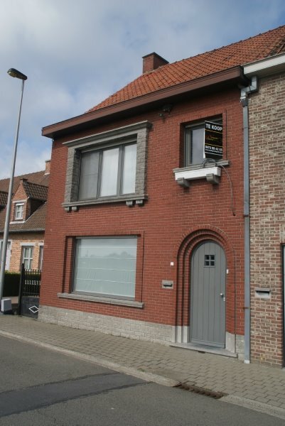 Heel centraal gelegen, gedeeltelijk gerenoveerde gezinswoning  te Wevelgem 