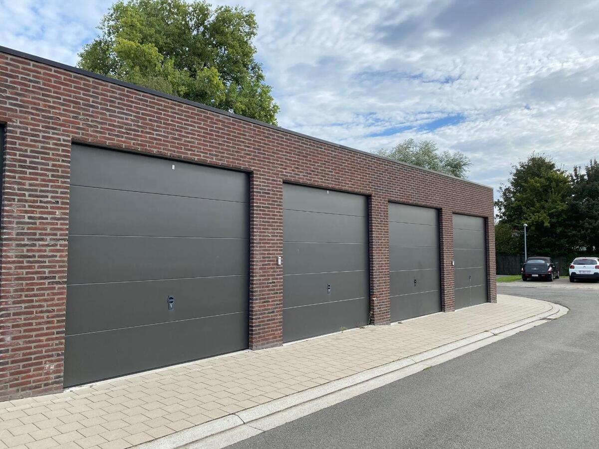 Ruime garage te huur te Roeselare 