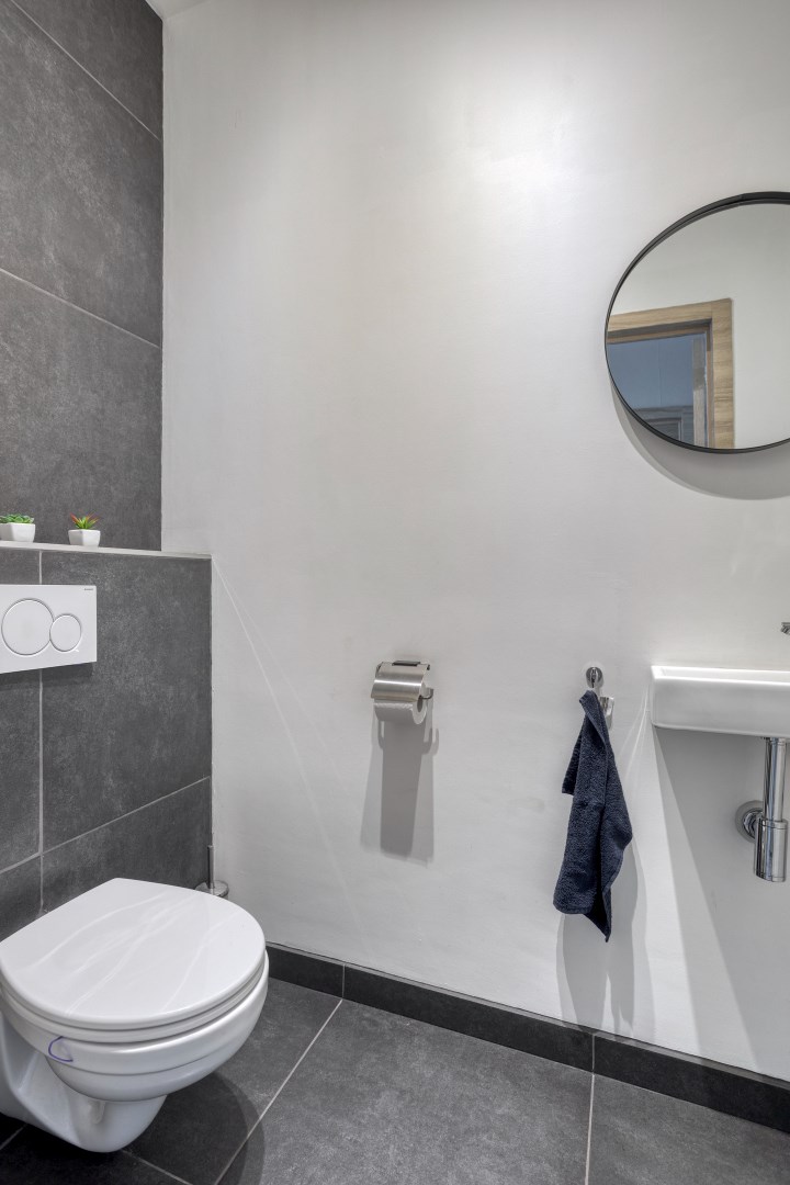 Energiezuinig gelijkvloers 2 slpk. appartement met 2 garages en staanplaats in Leopoldsburg 