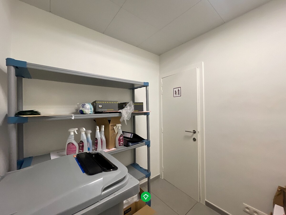 Ruim handelspand van 183m&#178; op een centrale ligging te Roeselare 