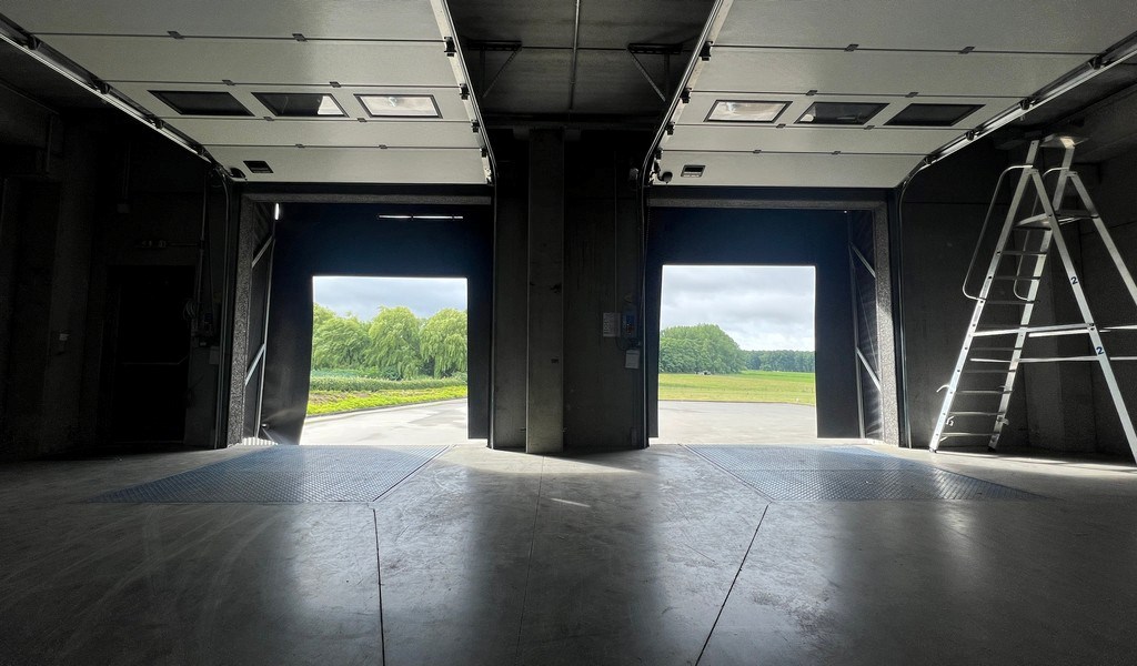 Bedrijfsgebouw met laadkades te koop in Gavere