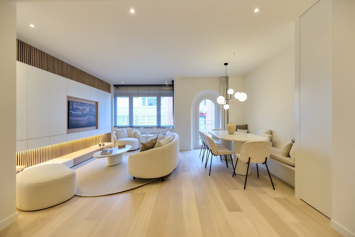 Volledig gerenoveerd appartement met 4 slaapkamers centraal gelegen in centrum van Knokke nabij de Dumortierlaan met zijdelings zeezicht. 