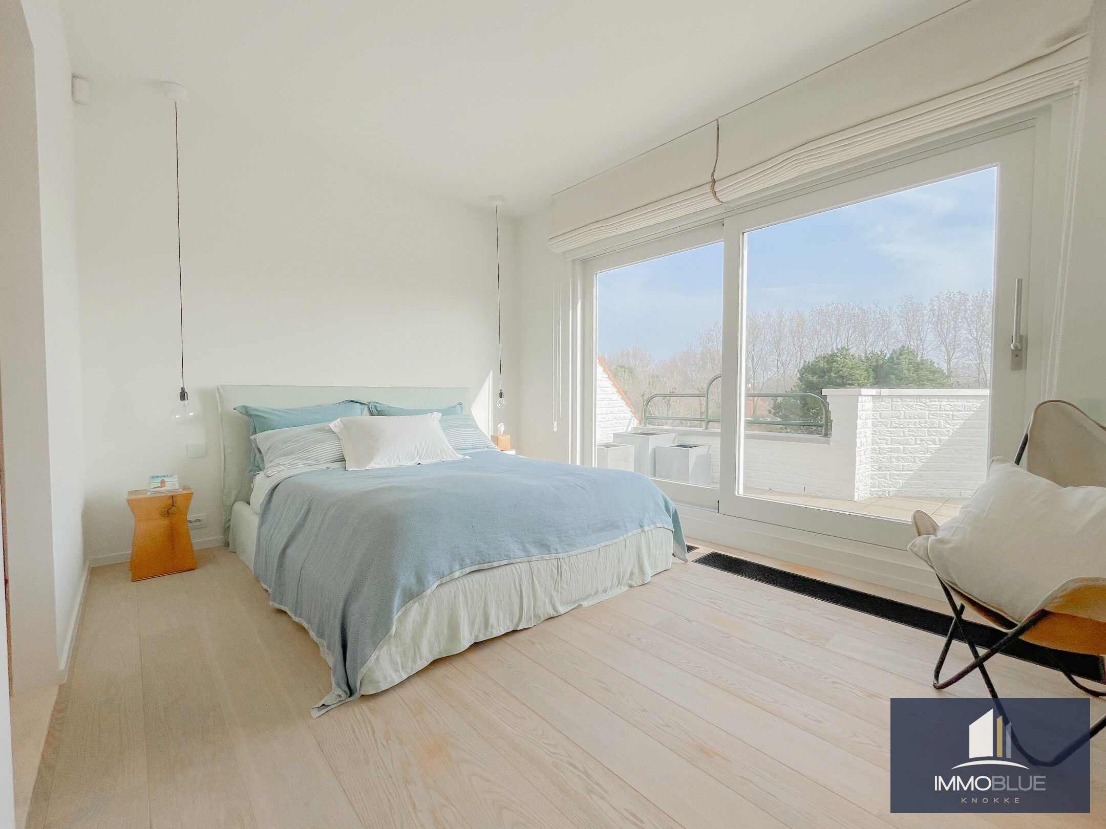 Subliem hoekappartement met ruime terrassen gelegen in het prestigieuze domein Tennis Garden. 