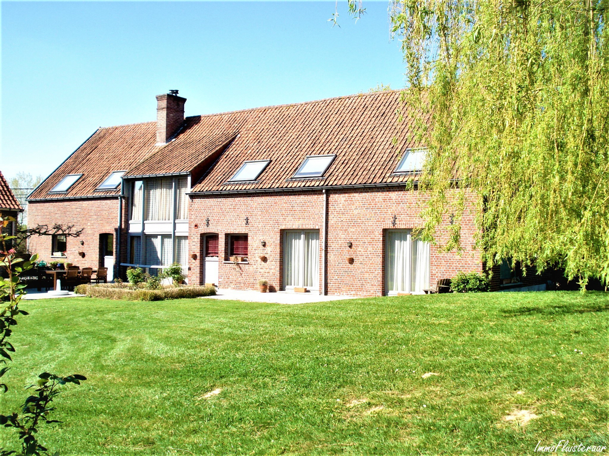 Magnifique propri&#233;t&#233; avec grande habitation, &#233;curies, salle polyvalente, terrain &#224; b&#226;tir et prairies sur environ 1,67ha &#224; Ellezelles (Hainaut) 