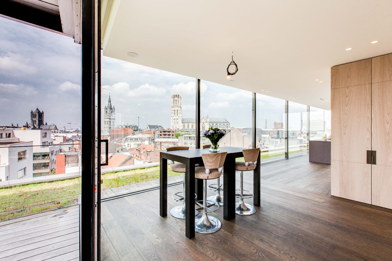 Unieke en lichtrijke penthouse ( Skybox)  met zicht op de 3 torens  nabij de Kouter 