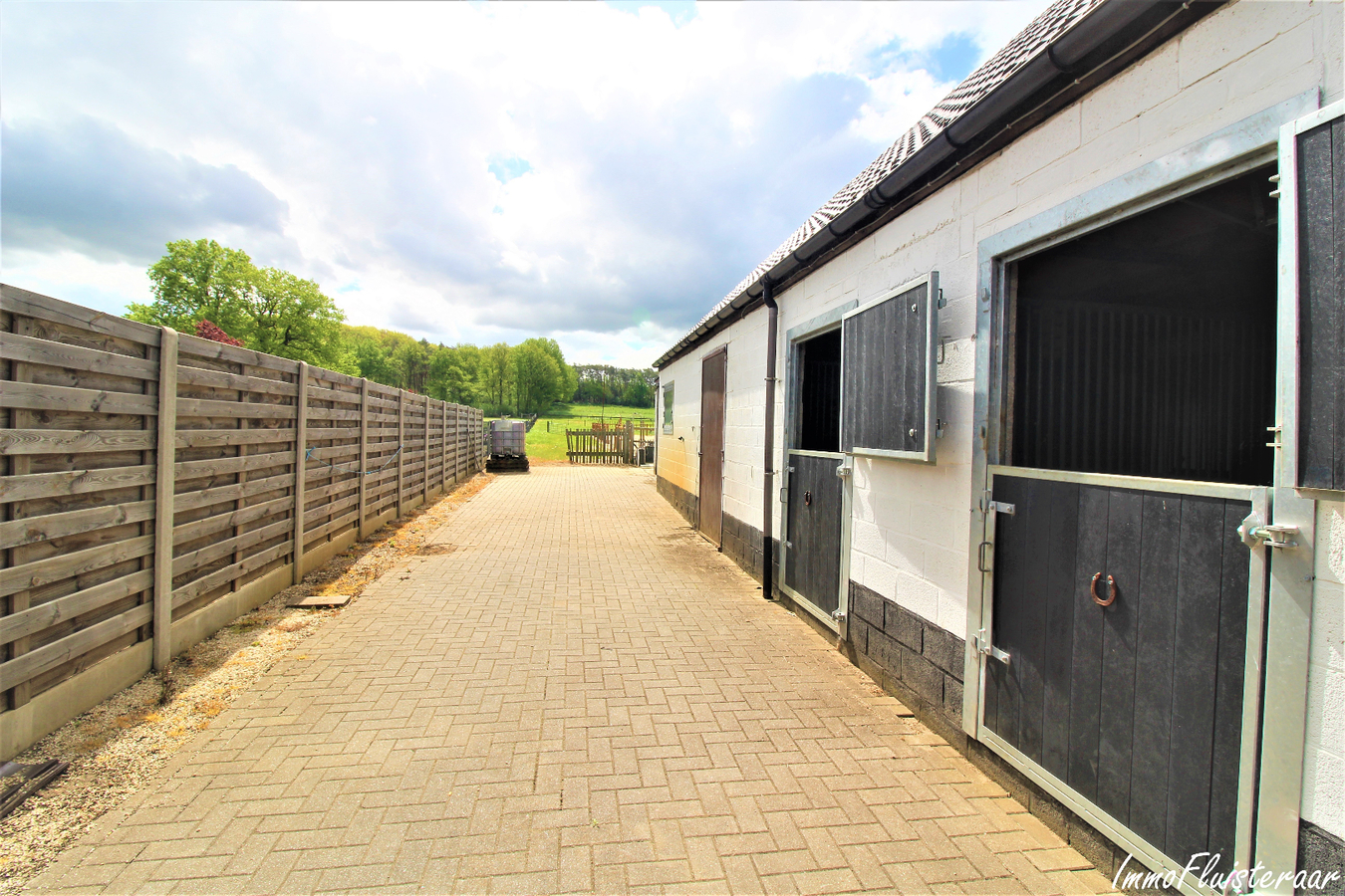 IN OPTIE - Woning met paardenstallen, aanhorigheden, buitenpiste en weiland op ca. 65a te Schaffen (Diest; Vlaams-Brabant) 