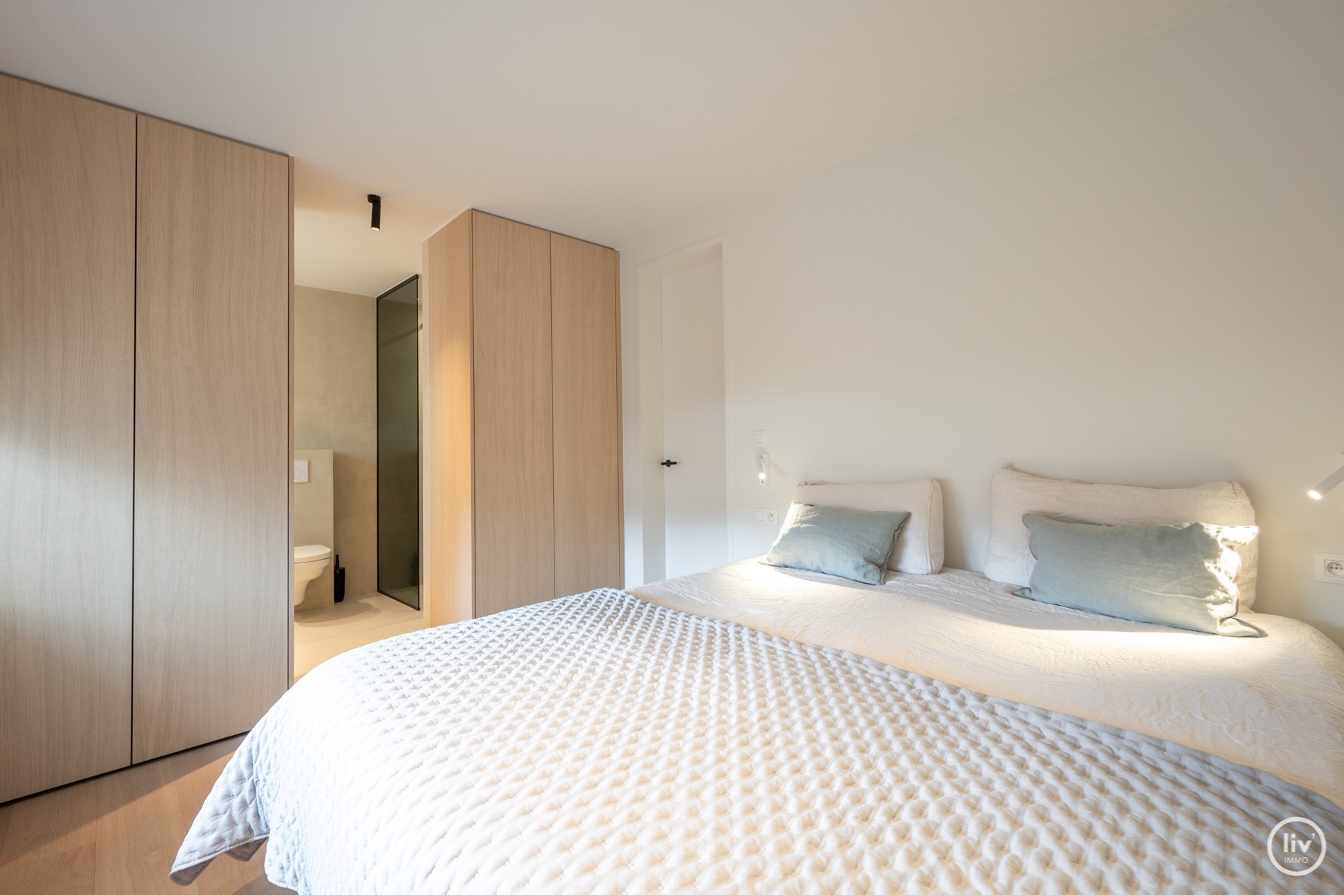 Prachtig gerenoveerd 3 slaapkamerappartement centraal gelegen vlakbij de Lippenslaan te Knokke (met mogelijkheid tot het huren van een stpl aan de overzijde!) 