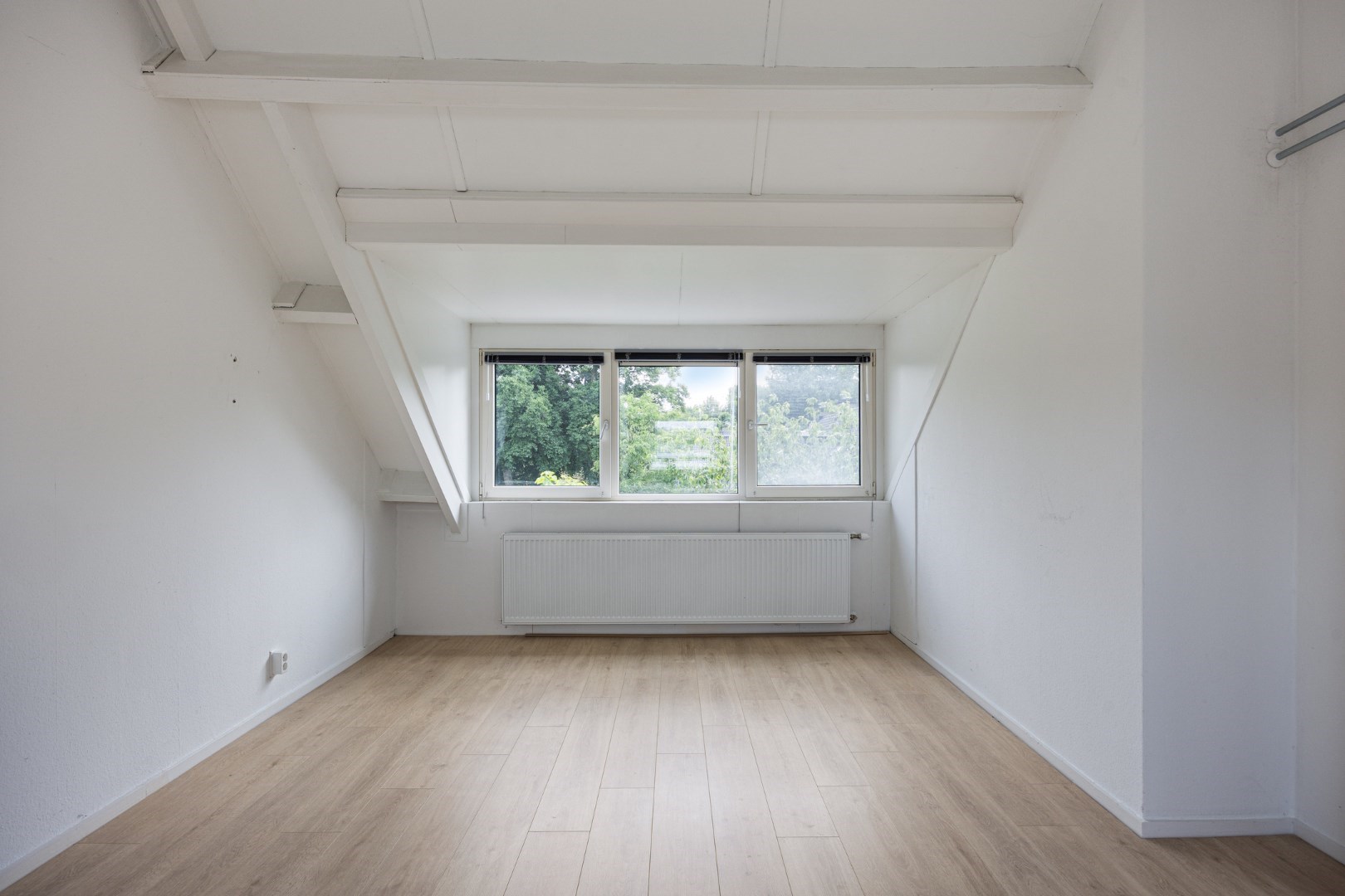 Ruime eengezinswoning met 5 kamers op eigen grond, 11 zonnepanelen en een centrale ligging in de wijk Ommoord. 