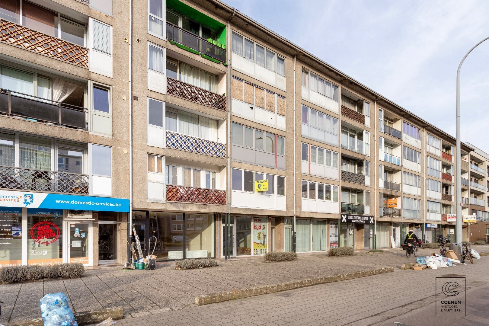 Prachtig gerenoveerde handelsruimte van 70 m&#178;  met ruime vitrine en grote visibiliteit 