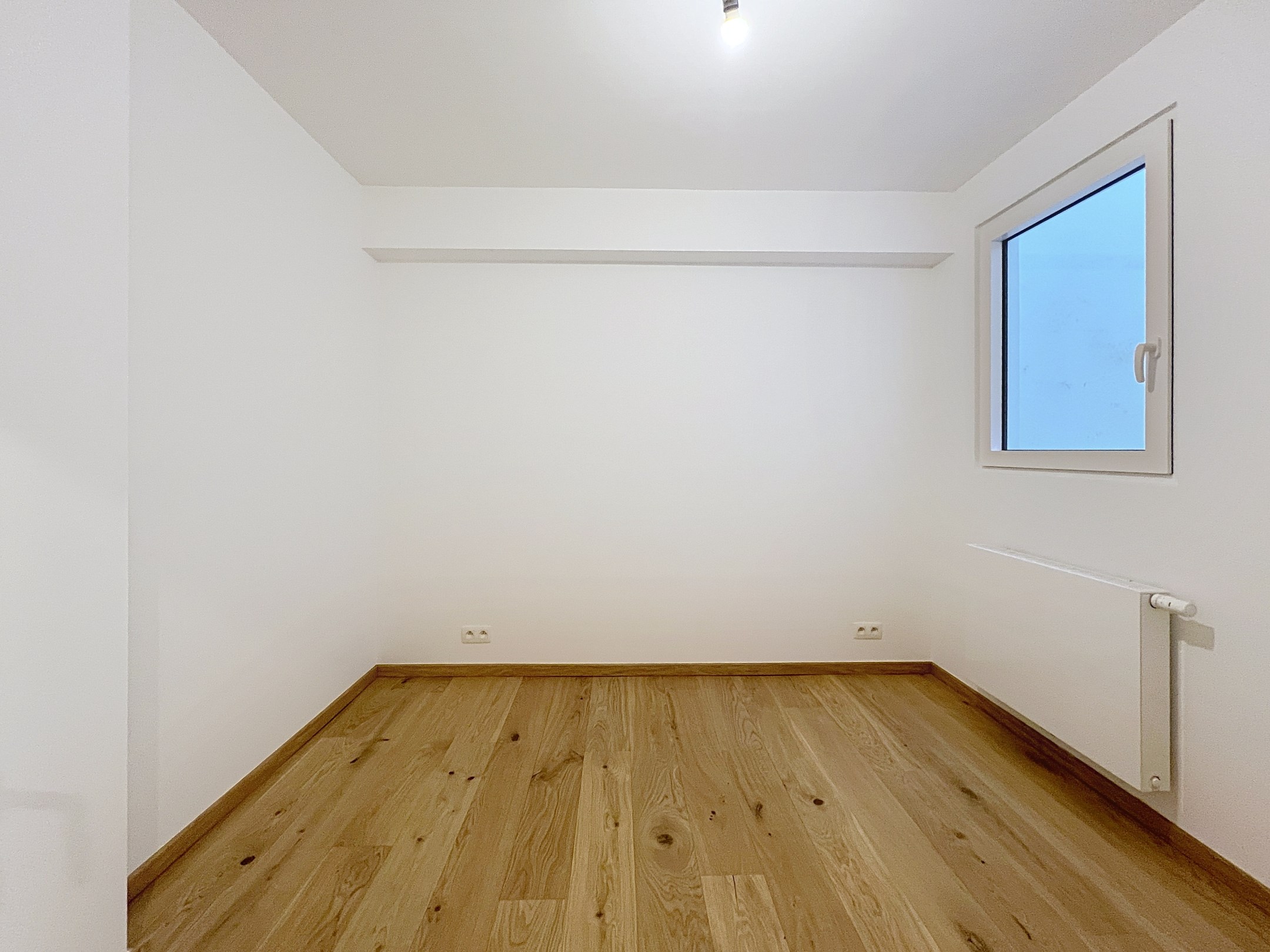 Instapklaar 2-slaapkamerappartement met zijdelings zeezicht in verzorgd gebouw. 