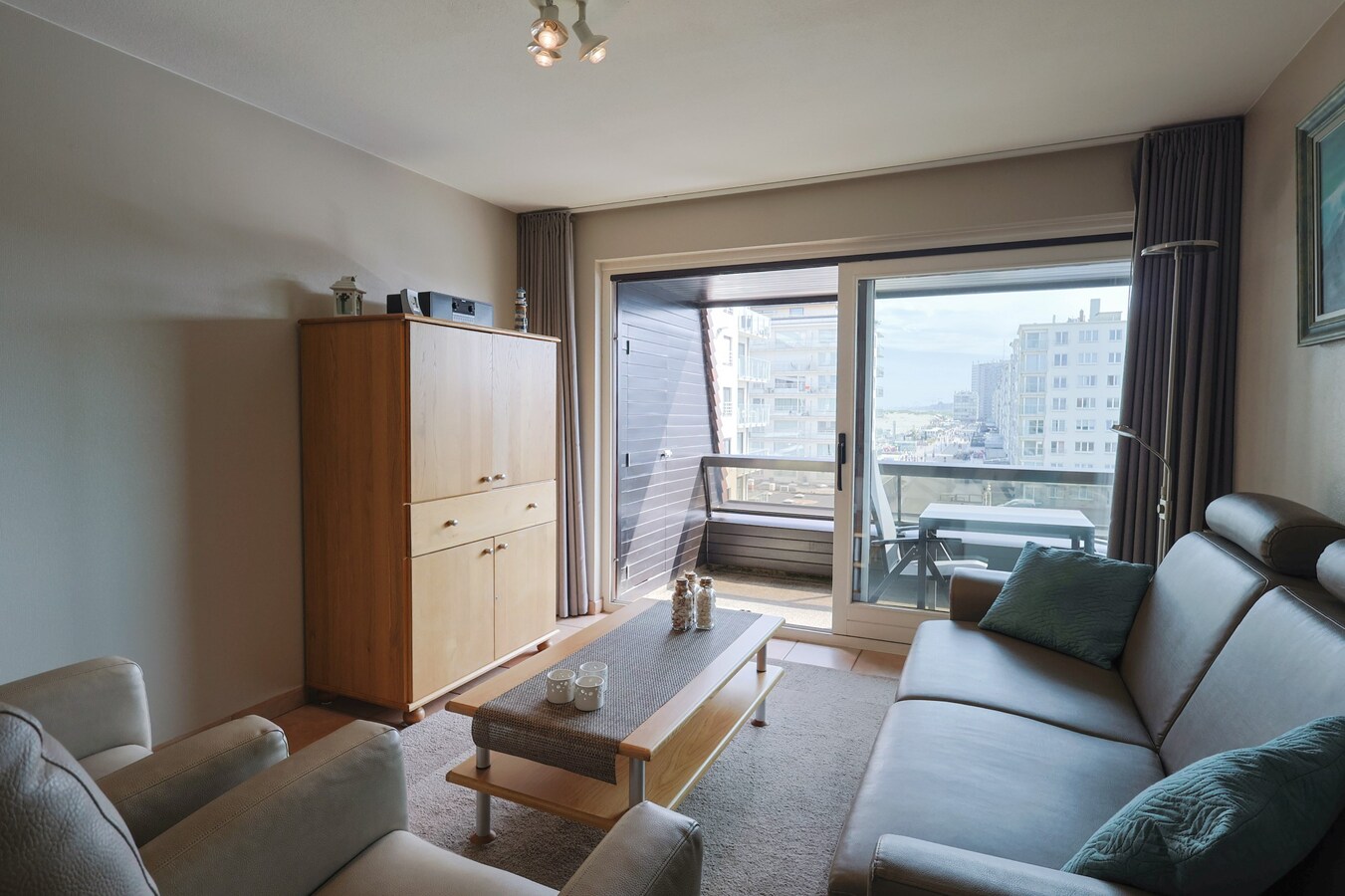 Appartement modern avec vue laterale sur mer 