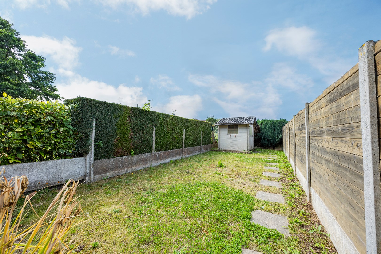Te renoveren woning met 4 slpks en tuin te Huizingen 