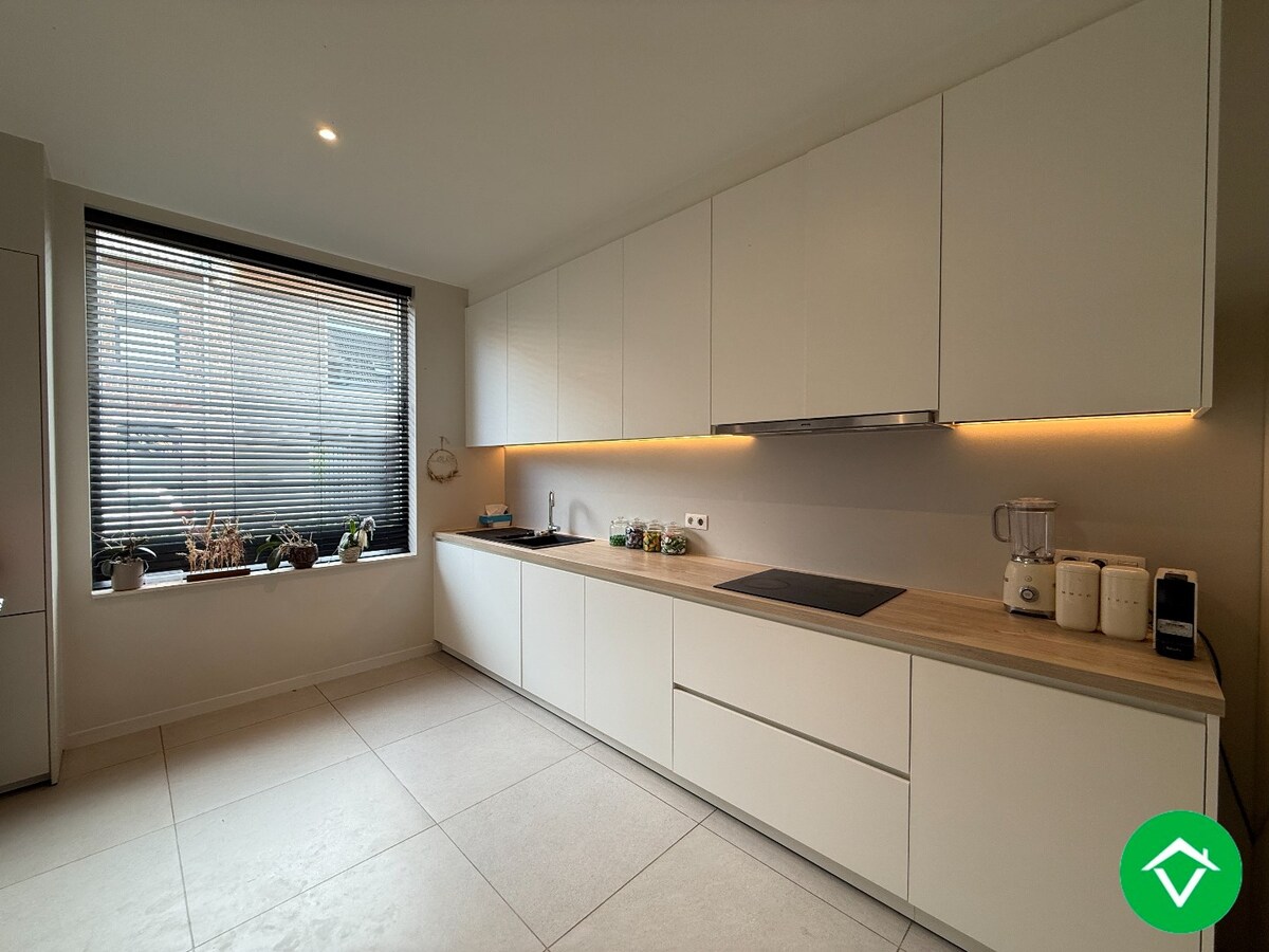 Prachtig gerenoveerde rijwoning nabij het centrum met 3 slaapkamers, tuin en garage te Roeselare 