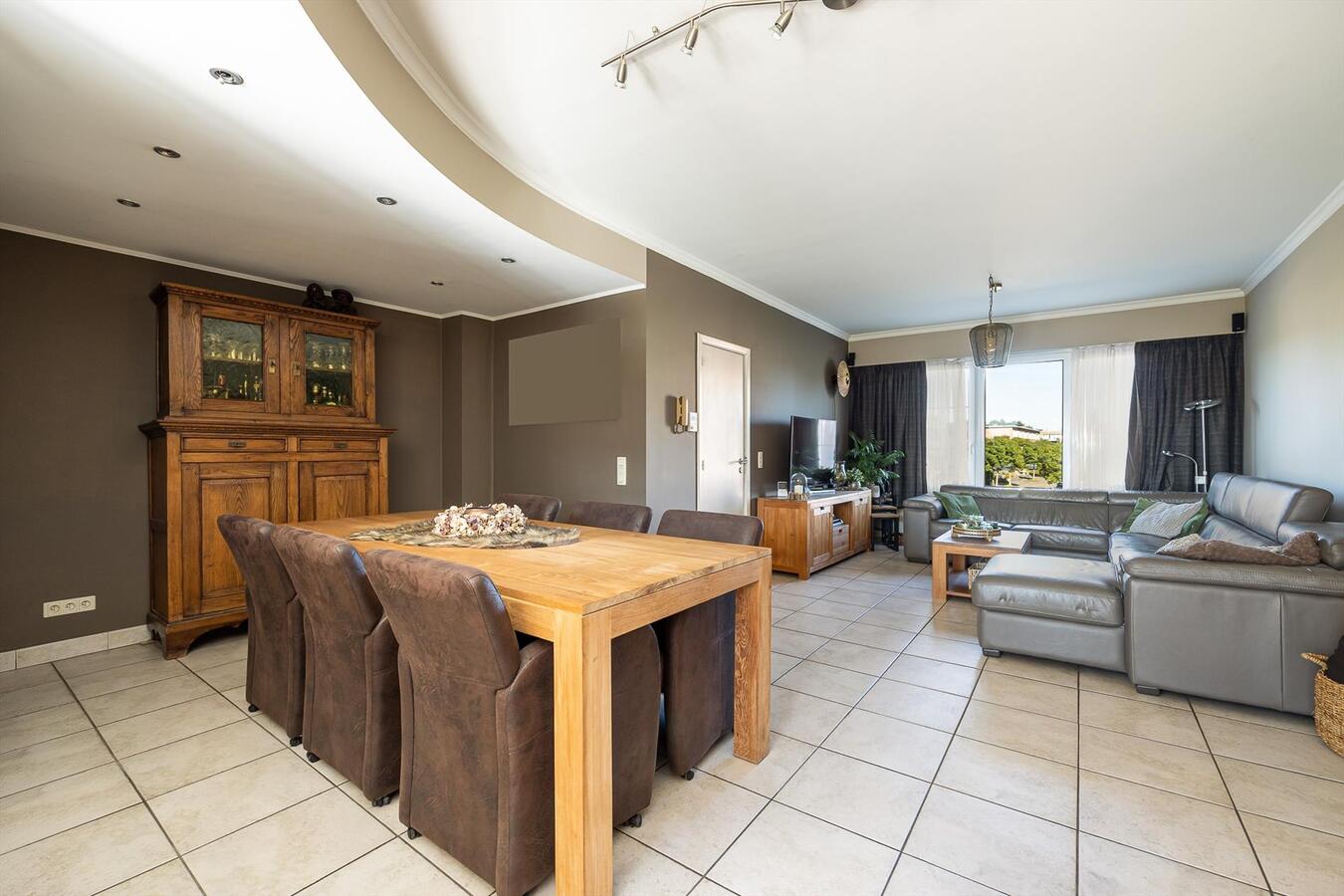 Zeer ruime bel-&#233;tage woning in een rustige woonwijk! 