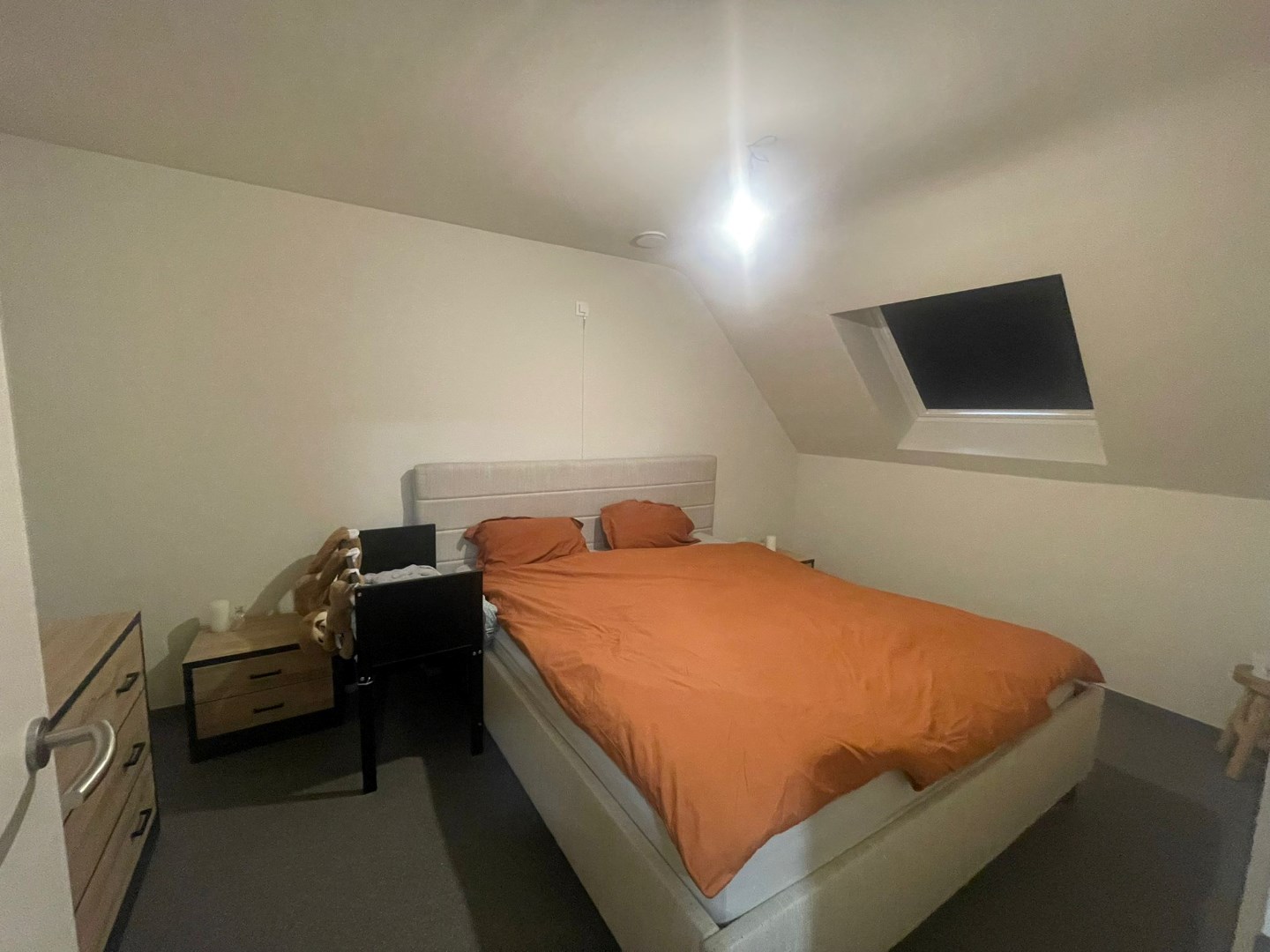 Ruim duplex appartement met 2 slaapkamers en carport te Geel! 