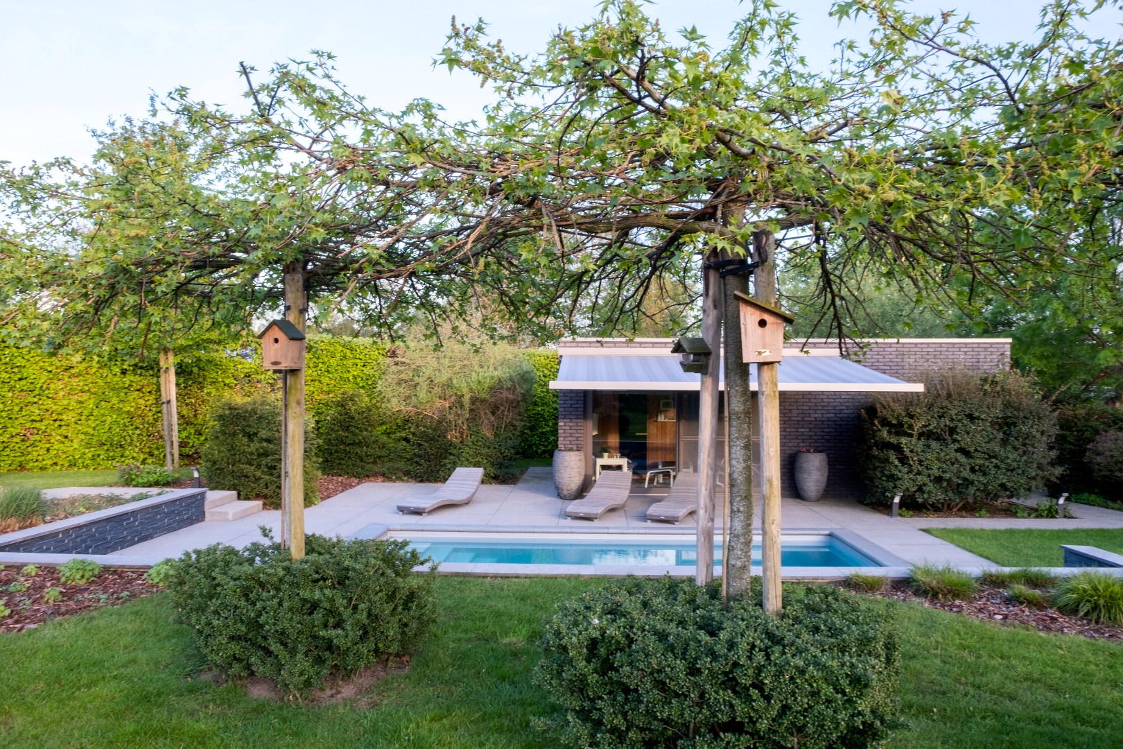 Instapklare moderne woning met prachtige tuin met zwembad en poolhouse 