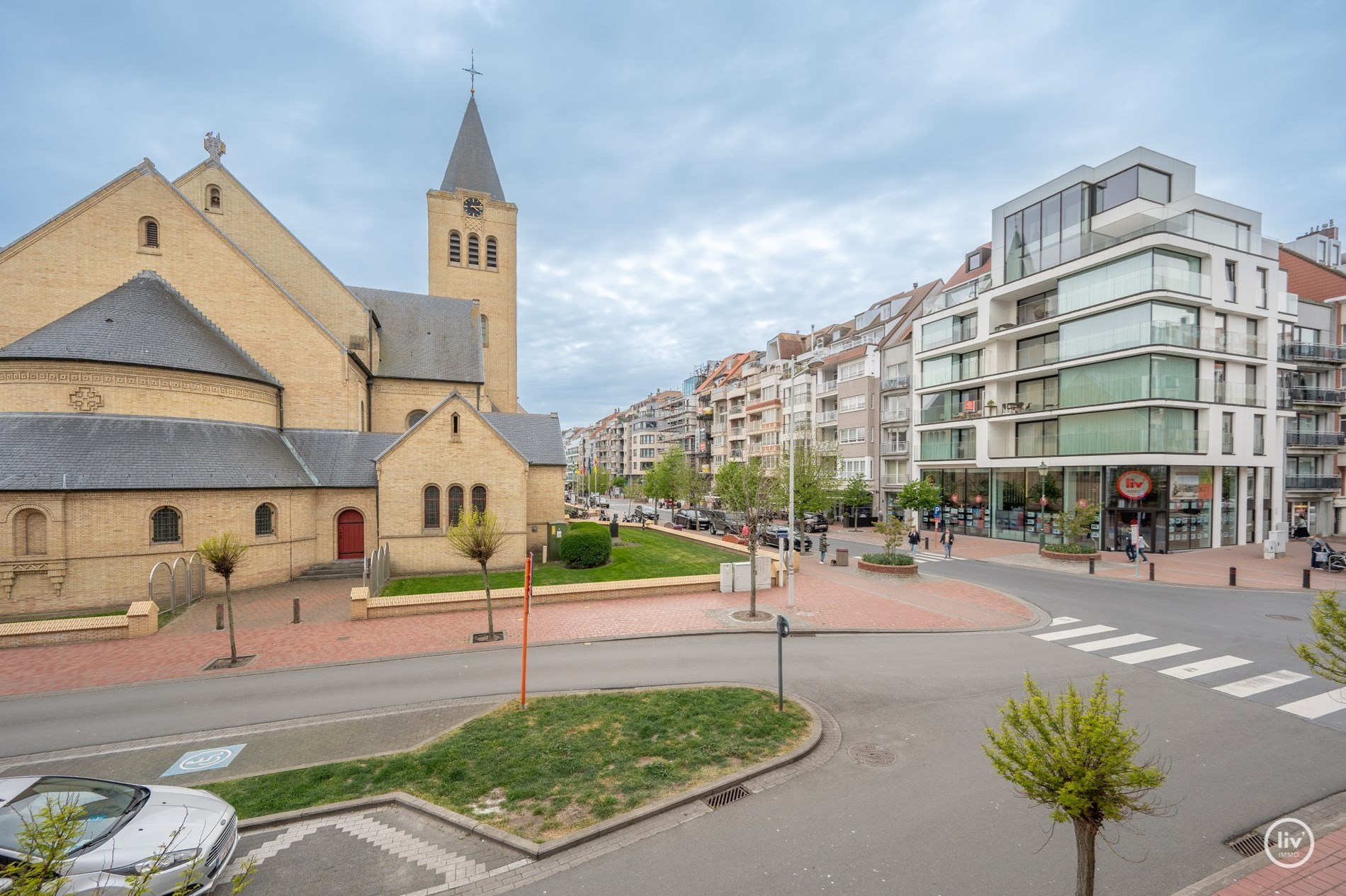 OPENDEURDAG vrijdag 11 juli 2025 van 16:15 tot 18:00 in de Van Bunnenlaan 32, 8300 Knokke-Heist. Magnifiek gerenoveerd appartement van 150 m&#178; met open zicht op de Heilighart kerk – Dumortierlaan, Knok 