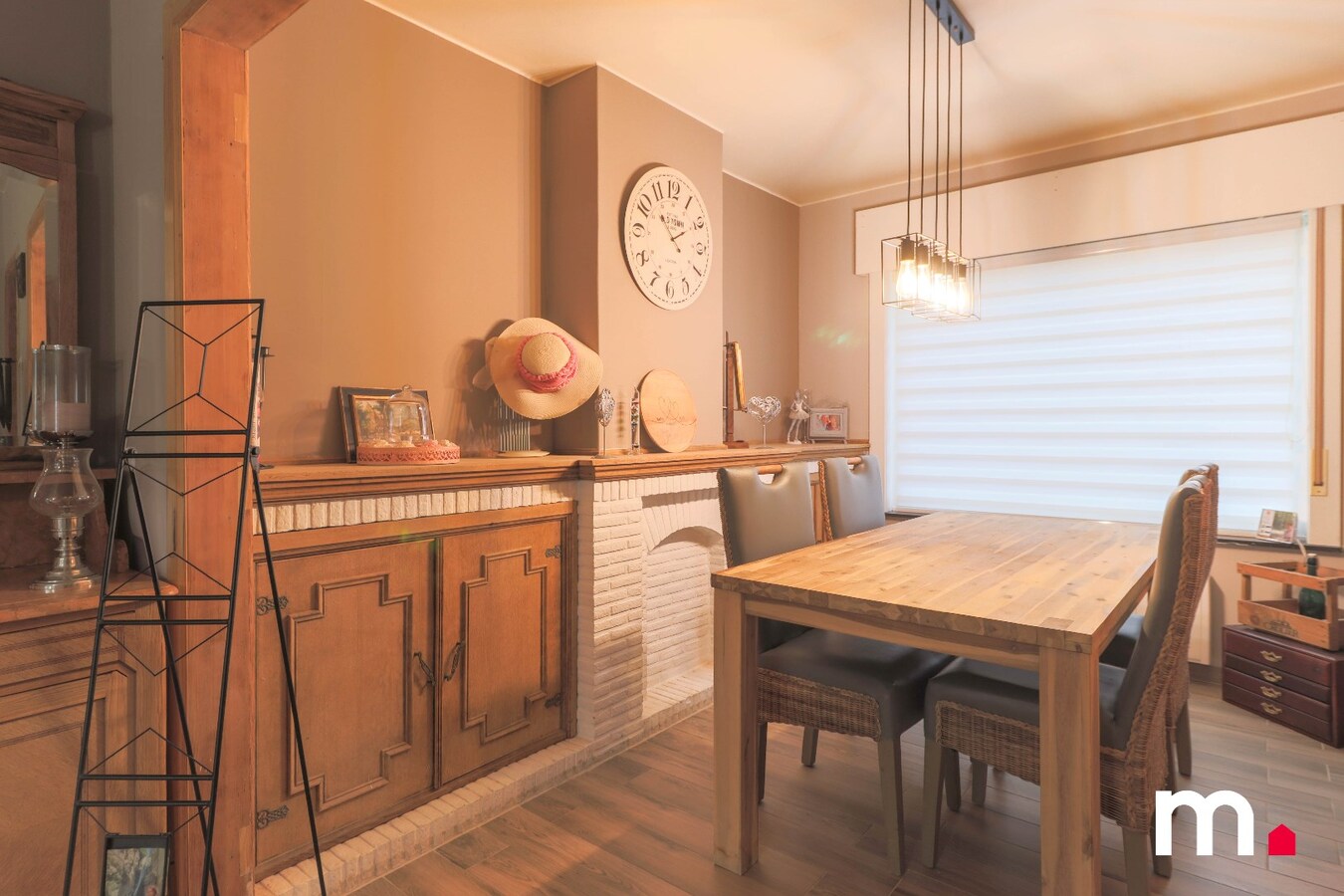Halfopen bebouwing met grote tuin, garage  en 3 slaapkamers ! 