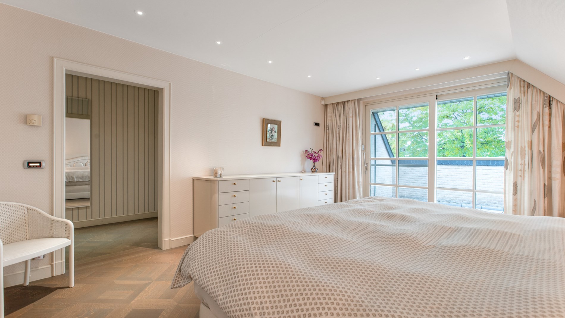 Royale master bedroom met authentieke parketvloer 
