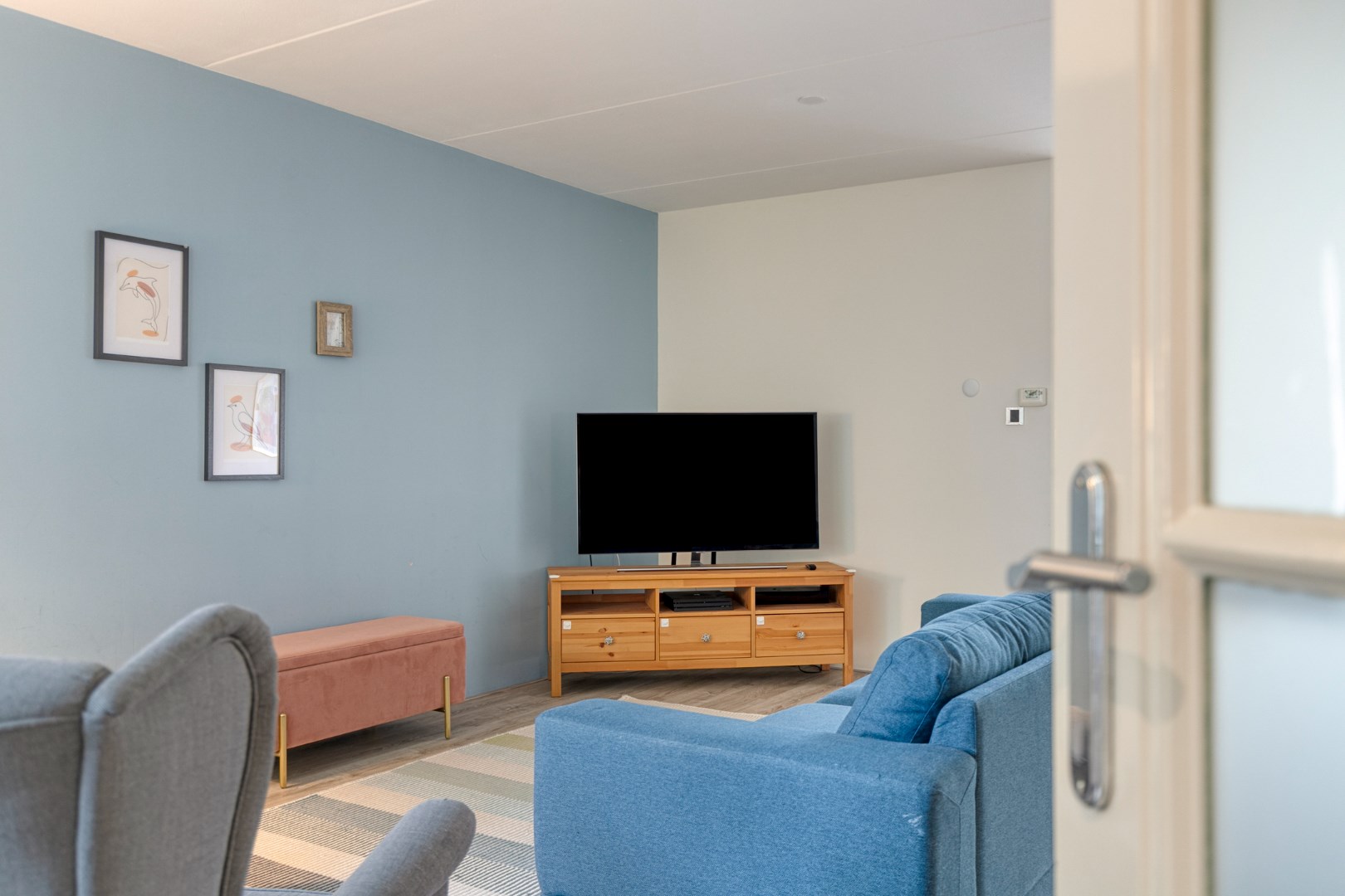 Keurige 5-kamer tussenwoning met fraaie keuken en badkamer, ruime achtertuin en gelegen op eigen grond! 