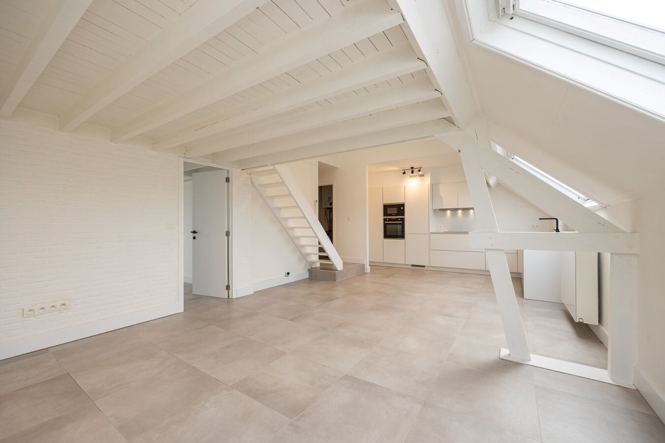 Volledig gerenoveerd dakappartement in centrum Sint-Antonius 