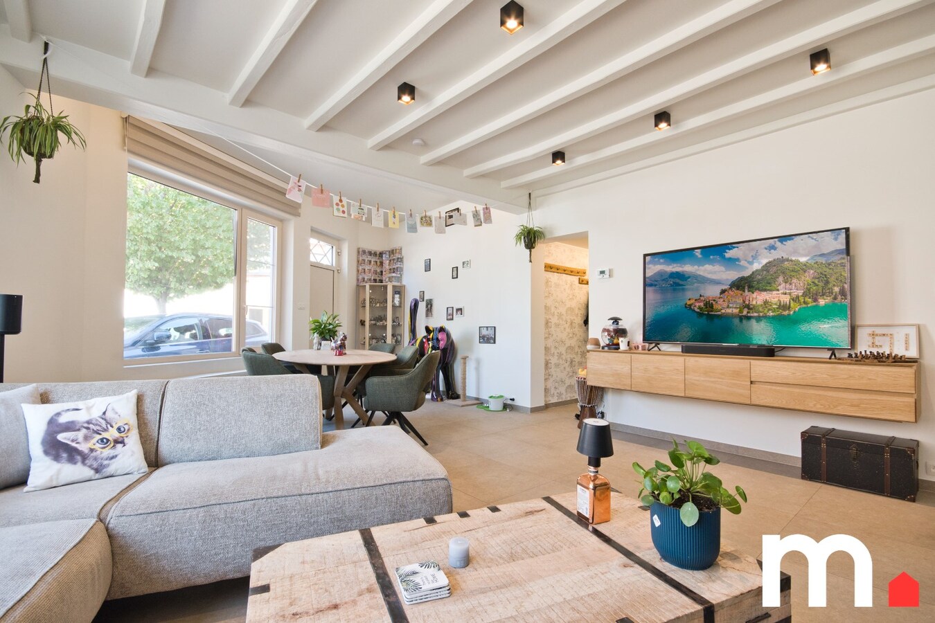Centraal gelegen instapklare woning met tuin en uitweg via garage ! 