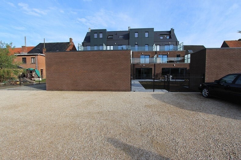 Gelijkvloers nieuwbouwappartement te Ieper met &#233;&#233;n slpkmr en autostaanplaats 
